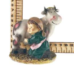 PASTORA CON VACA ORDEÑANDO RESINA MODERNA 9CMS