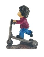 NIÑO CON PATINETE RESINA MODERNA 9CMS